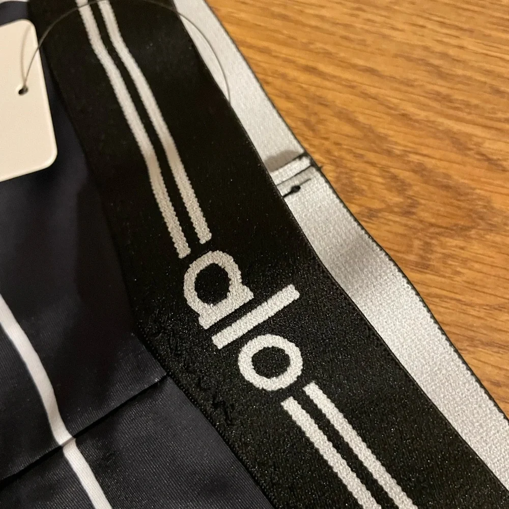 ALO Yoga Black/White Women's set - Picture 2 of 4